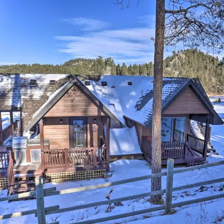 Black Hills Cabin w/ Hot Tub: 11 Mi to Mt Rushmore