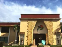 Hotel Villas KIN Ha فنادق في بالينكي