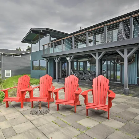 Deck & Sweeping Views: Family Union Home