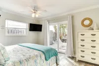 Pool, Swim Dock, Golf Cart! Ultimate Beach Retreat - 駐車場