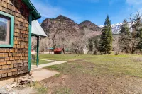 Downtown Ouray Apt w/ River & Mountain Views! - parking