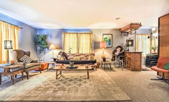 Artsy Getaway ~ 8 Miles to Downtown Kansas City! - Housity