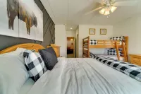 < 2 Mi to Beech Mtn Slopes: 1st-Floor Family Condo - bar