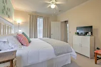 Steps to Pool and Ocean! Coastal Gem in Galveston - Kylpylä