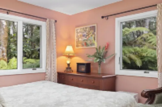 Liko Lehua Cottage in Volcano - Hot Tub & Fireplace - Mauna Loa Estates