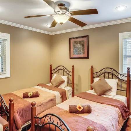Private Hot Tub on 10 Acres: Cozy Catskill Getaway Отели в г. Катскилл