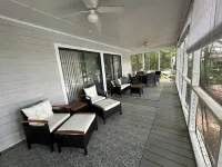 Amazing LAKEFRONT Main Lake 5BR/3.5BA House. Quiet Cove, Close to Everything. Hotel a Sixpound