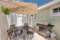 Private Terraces and Heated Pool Retreat - Charming Cozy Cottage Hotels in Holmes Beach