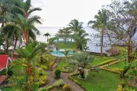 Puesta del Sol Beach Bungalows and Restobar
