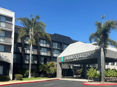 Embassy Suites by Hilton San Luis Obispo Отели рядом с достопримечательностью «Государственный университет Калифорния Политекник»