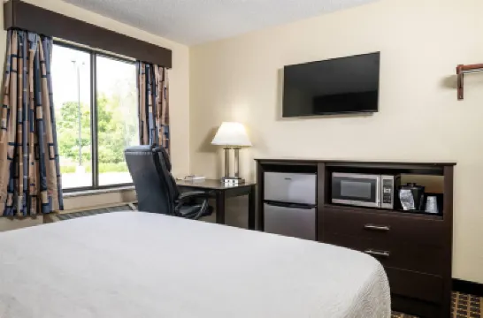 Baymont by Wyndham Mukwonago Hotels in Waukesha County