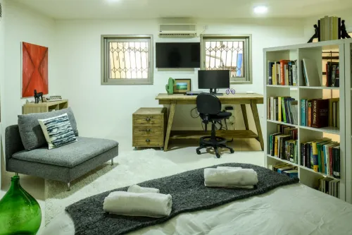 Luxurious Family Three Story House by Sea N' Rent Hotels in Maarav Hasharon