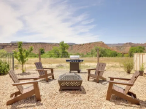 Hot Tub & Views: Modern Home 15 Mi to Zion NP Hoteles en Virgin
