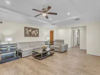 Edgewater Retreat Rowlett/Rockwall. 4-Bedrm 2Bathrm 2 Garage Hotels in Rowlett