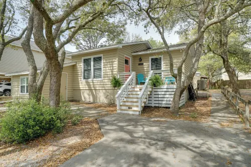 Oak Island Vacation Rental < 1 Mi to Beach! - WiFi