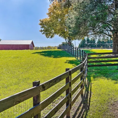 Spacious Home and Acreage, 16 Mi to Chattanooga