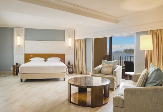 [힐튼 괌 리조트의 야외 수영장 풍경]