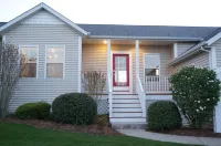 The Harbor Hideout - Riverside home near Beaches, Pier, downtown shops