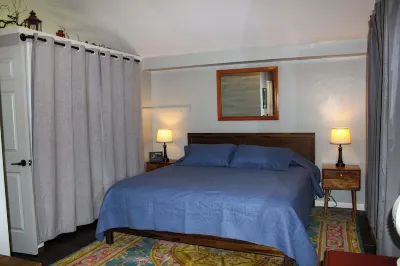 Charming 1-bedroom cottage lake views/access, Malletts Bay Colchester, AC, WiFi Causeway Park附近的飯店