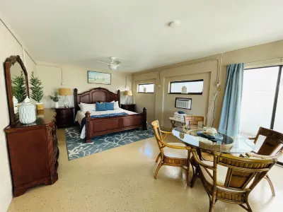 Beautiful Waterfront Home. 8 Min Walk to the Beach and Restaurants Private Pool.