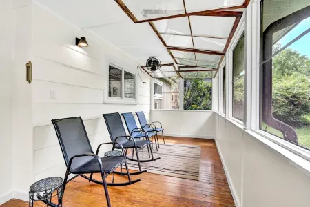 Charming Private Pet Friendly Cottage Minutes from Downtown Hendersonville