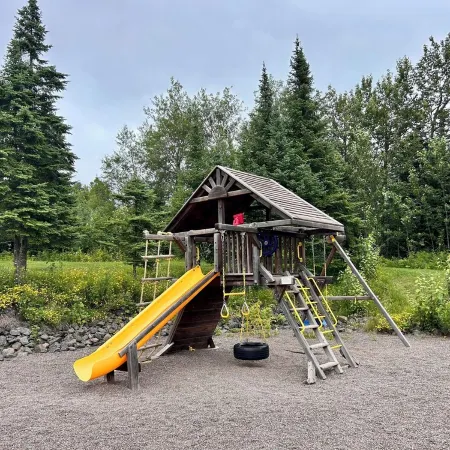 Lake Superior Two Queen Bed Studio~Pool/Hot tub-Burlington Bay