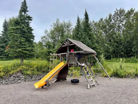 Lake Superior Two Queen Bed Studio~Pool/Hot tub-Burlington Bay