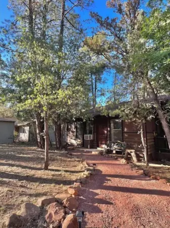 Rustic/ modern peaceful cabin. Excellent ambiance.