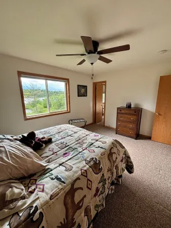 Relax at Bear Hug House on Bear Lake Manawa Wi.– Private Pond & Easy Lake Access Отели в г. Уопака