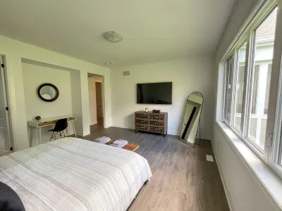 Spacious 3 Bdrm Retreat | Muskoka Room & Fireplace Hotel in zona Kelvin Grove Park