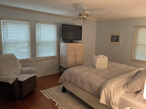 The Hartwell Hideaway: Cozy Lakefront Bungalow