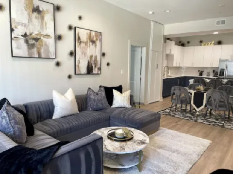 Sleeps 6/Perfect Location/Free Parking/Gym/LuxuryPool/Shop/Explore/Eat/Relax Hotels in Deep Ellum