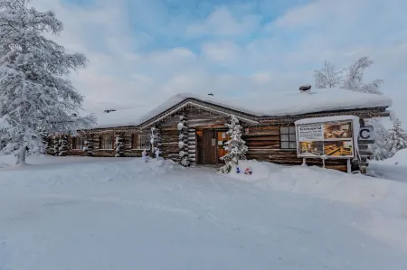 Kuukkeli Log Houses Teerenpesä - Superior Suite A49 Отели в г. Northern Lapland