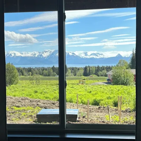 East End Swell - NEW- DOWNSTAIRS Retreat with Ocean, Mountain & Glacier Views