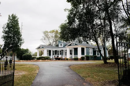 Sparkling Pool and Timeless Charm - Spacious Southern Mansion