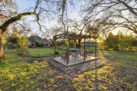 Valley of the Moon by Avantstay Tranquil Escape, Large Yard w/ Hot Tub & Fire Pit