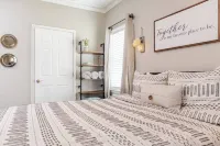 Charming Retreat and Historic Elegance - Cozy Urban Oasis