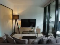 City Retreat with Rooftop Pool, Private Parking & City Views Reid 호텔