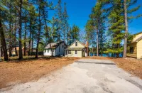 Sweet vintage cottage on Mountain View Lake, 2024 updates, next to Lake Sunapee