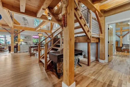 Large Secluded House in Hendersonville with jaw dropping views!