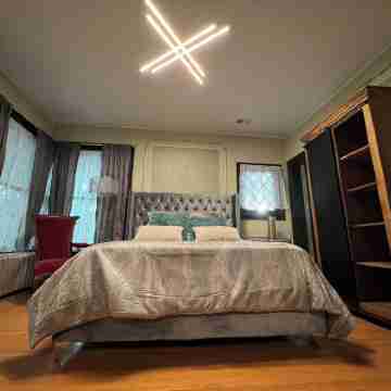 Spacious 5-bedroom Mansion in Downtown Denver area with AC, fitness room, WiFi Rooms