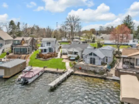 Portage Lakes Retreat - 3 BR Lakefront Home with Hot Tub