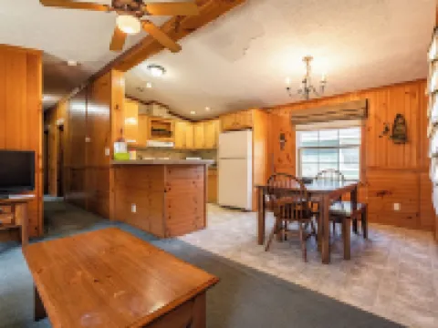 The Fish Cabin at the Riviera Resort in Neillsville, Wisconsin! デューハーストのホテル