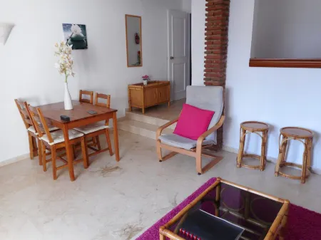 Charming Garden Apartment in Pueblo style resort Отели в г. Эль Параисо