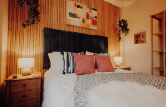 Bright House. 13 minutes to the theme park. Family sized victorian terrace.