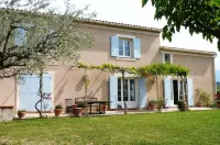 Magnificent villa with pool and view Hotels in Caromb