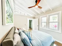 Charming 1BD/1BA Cottage with View of Man O' War Harbor, A/C and WiFi