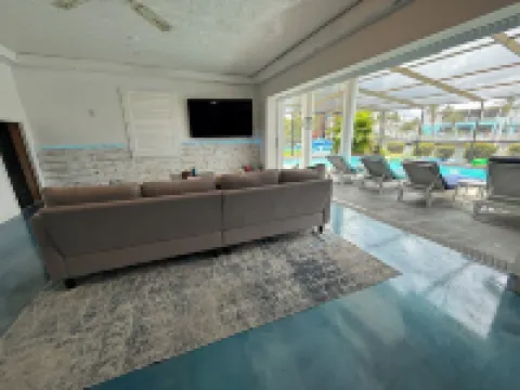 Gulfview Luxury Villa - Waterfront, Spacious, 5 Bed, Heated Pool, Direct to Gulf