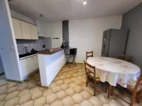 3-room apartment for rent by the week for 4 people, pets allowed Hôtels à : Salavas