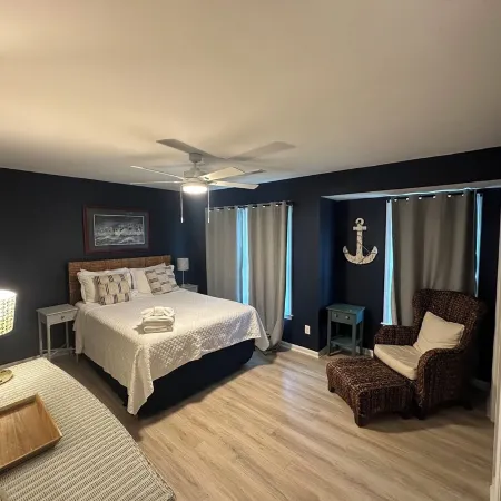 Cheerful townhome near Isle of Palms, Sullivans Island, Charleston & Shem Creek.